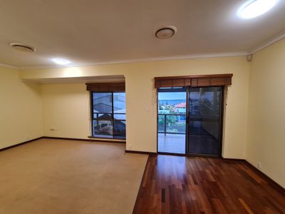 2 / 9 Lockhart Street, Como