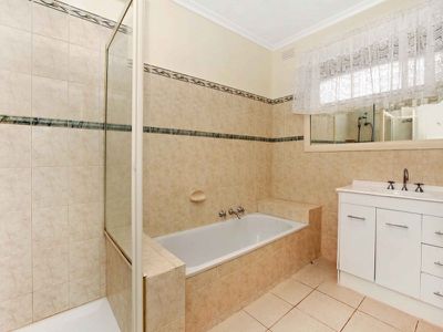 41 Caroline Crescent, Blackburn North