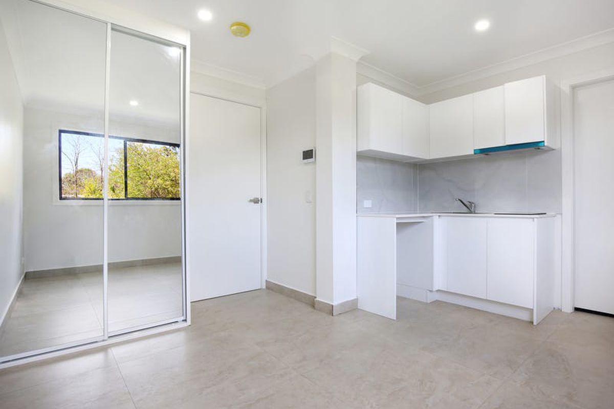 STUDIO ROOM FOR LEASE IN A GROUP HOME