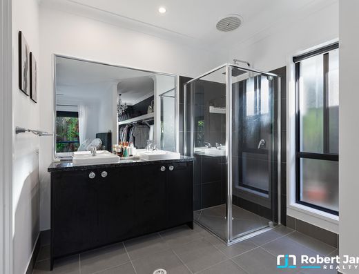 Modern Family Living in Prime Location image 6