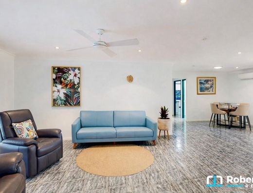 Spacious Home Offering Privacy, Pool & Side Access image 8