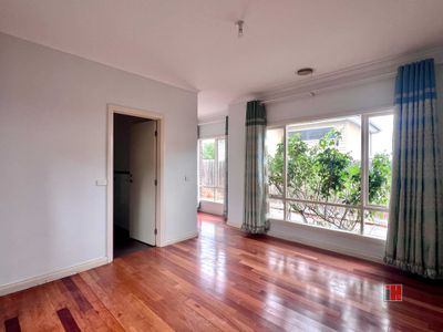 2 / 8 Faye Street, Reservoir