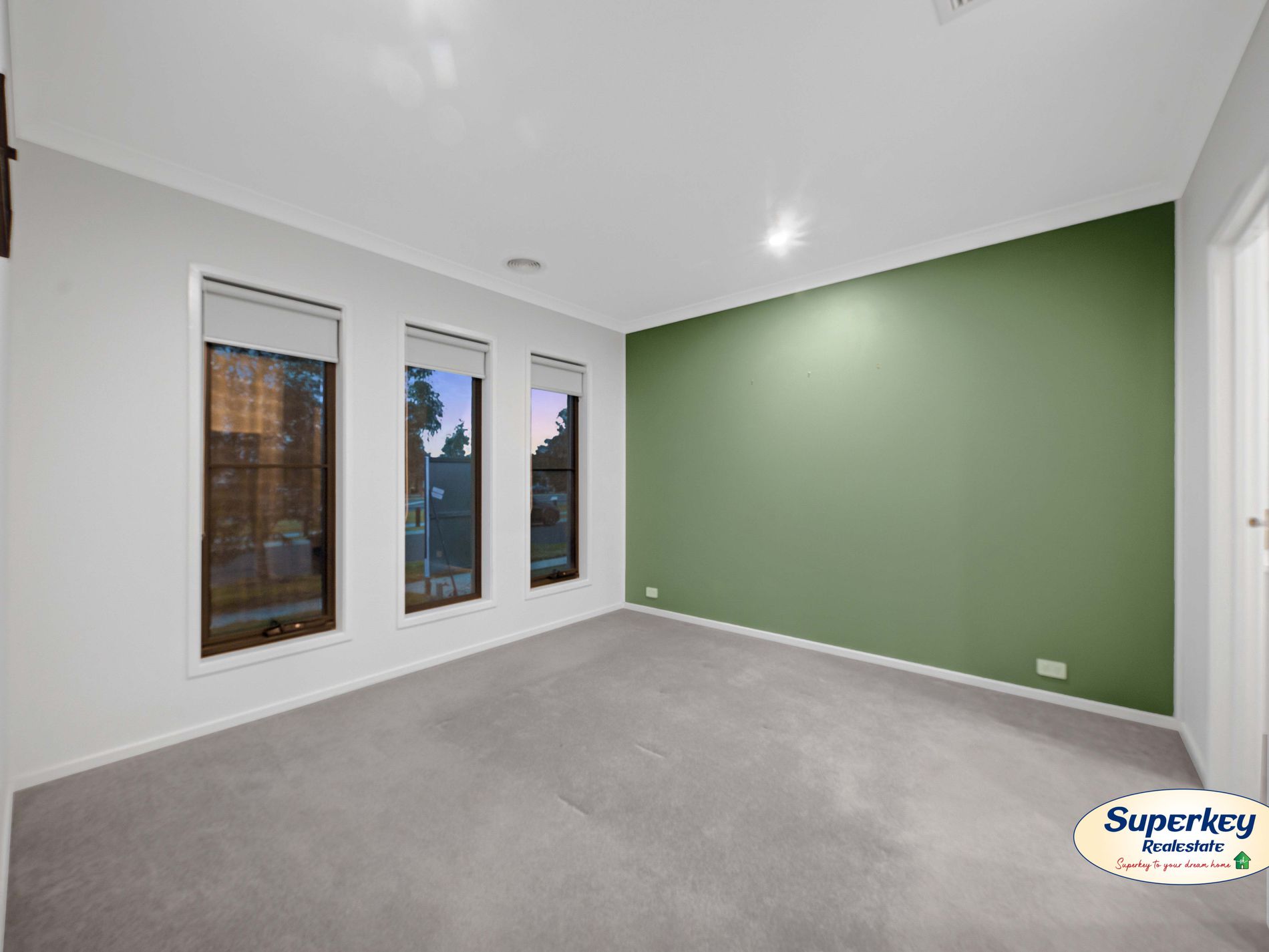 32 Chromite Circuit, Weir Views