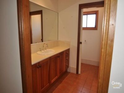 2 Barracks Close, Dubbo