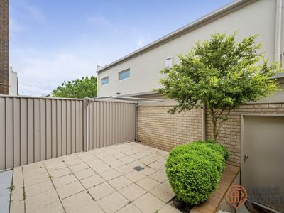 64  / 64 Kings Canyon Street, Harrison