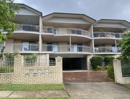 Spacious two bedroom unit in the heart of Holland Park West!