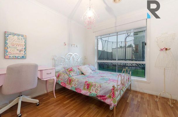 11 McKenzie Crescent, Roxburgh Park