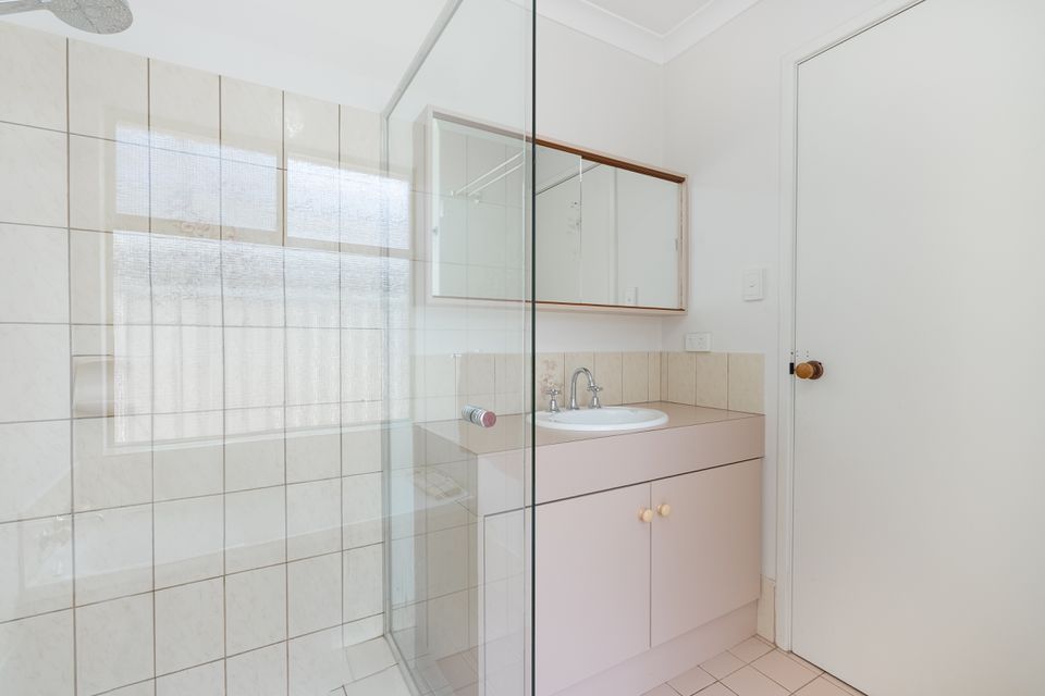 594 Safety Bay Rd, Waikiki