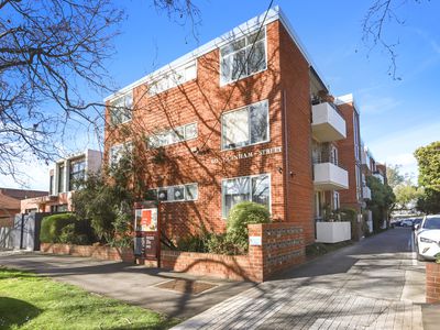 18 / 60 Farnham Street , Flemington