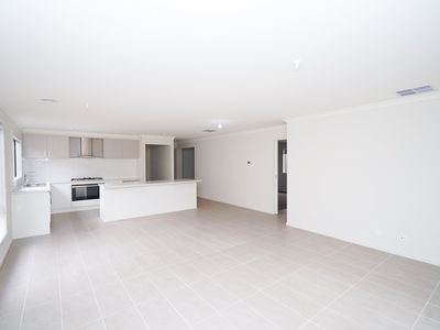 77 Dalmatian Street, Cranbourne East