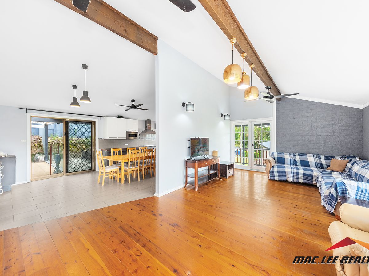 27 Station Road East, Fountaindale