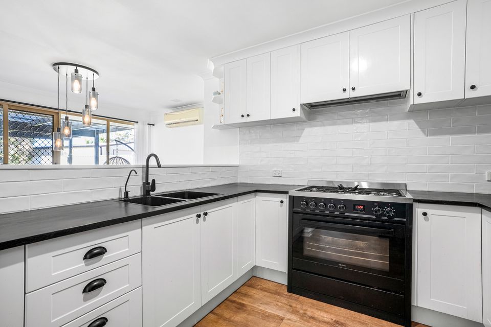 24 MANLY CRESCENT, Warnbro