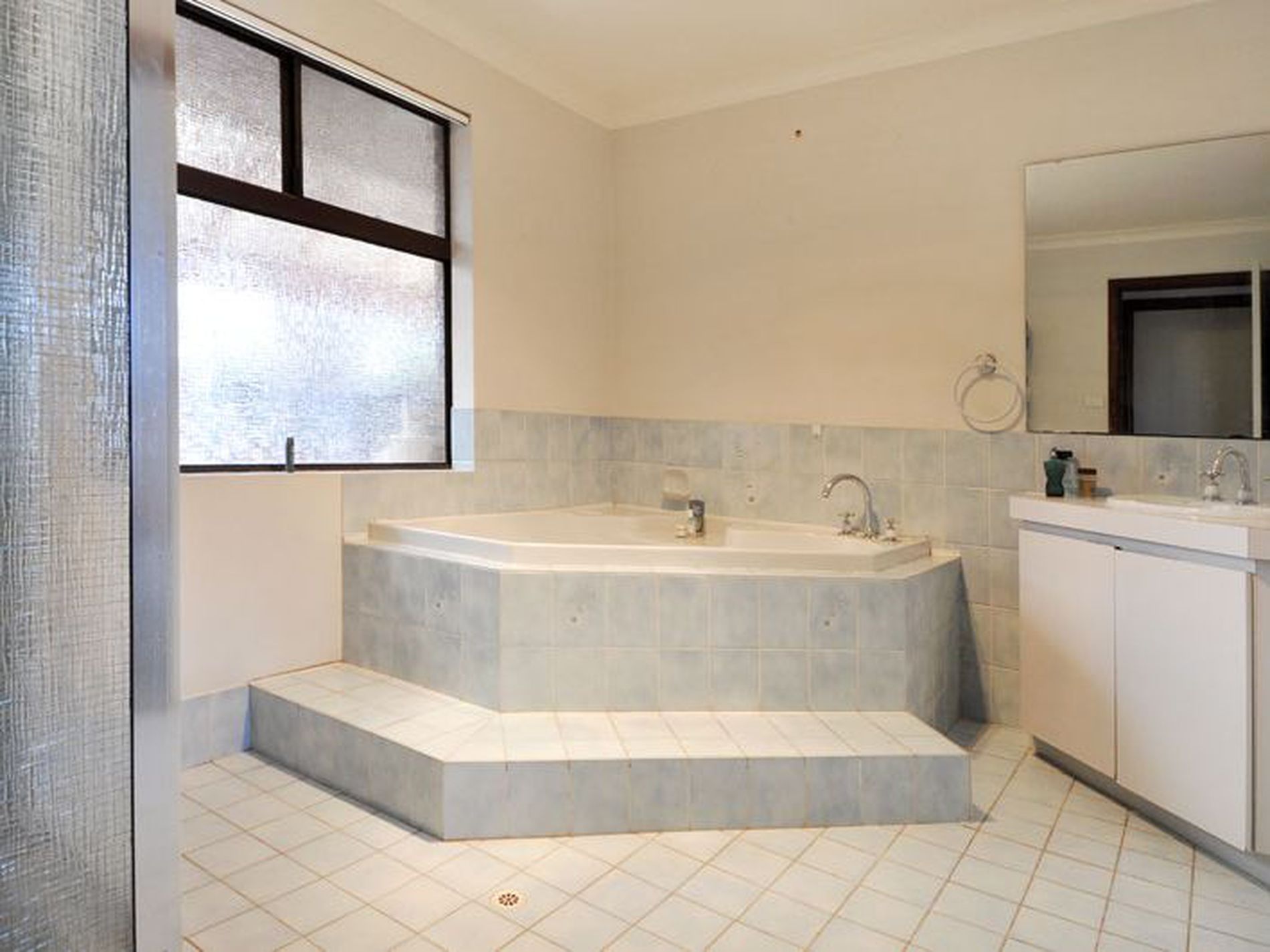 9 Compton Court, Hannans