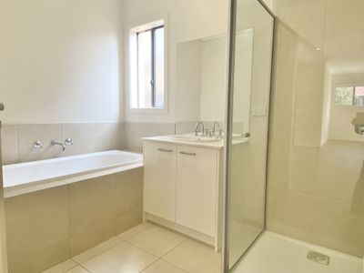 28 Miniata Way, Manor Lakes