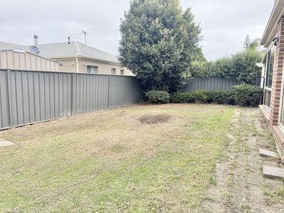 10 Maclarens Close, Manor Lakes