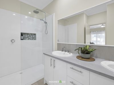 8 Lochgreen View, Cranbourne