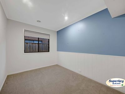 32 Chromite Circuit, Weir Views