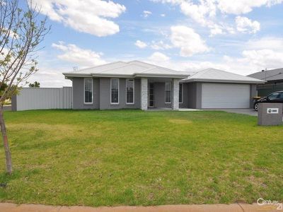 13 Azure Avenue, Dubbo
