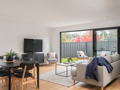 2 Leeman Court, Riverside