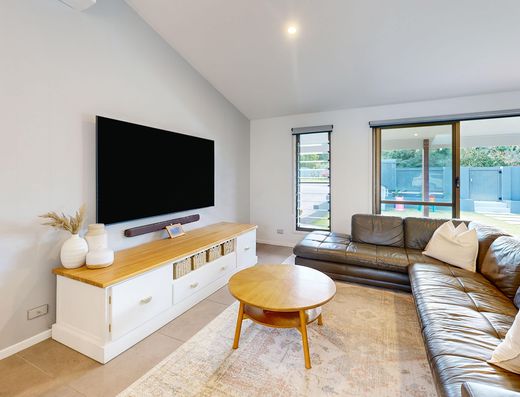 A Hidden Tewantin Gem with Space to Inspire image 9