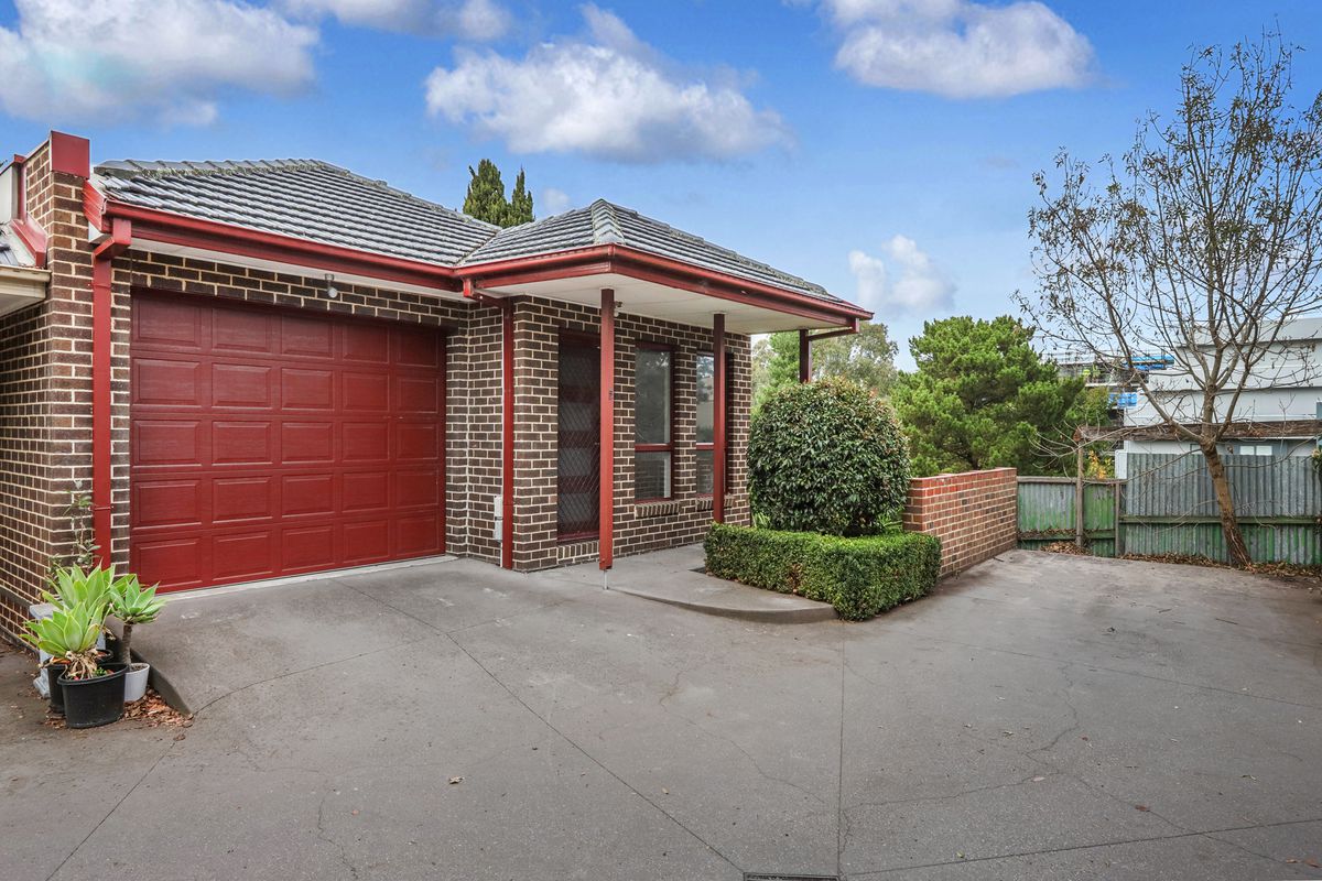 Spacious living over two levels with spectacular Merri Creek Views