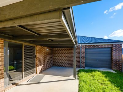 21 LOWERSON WAY, Wodonga