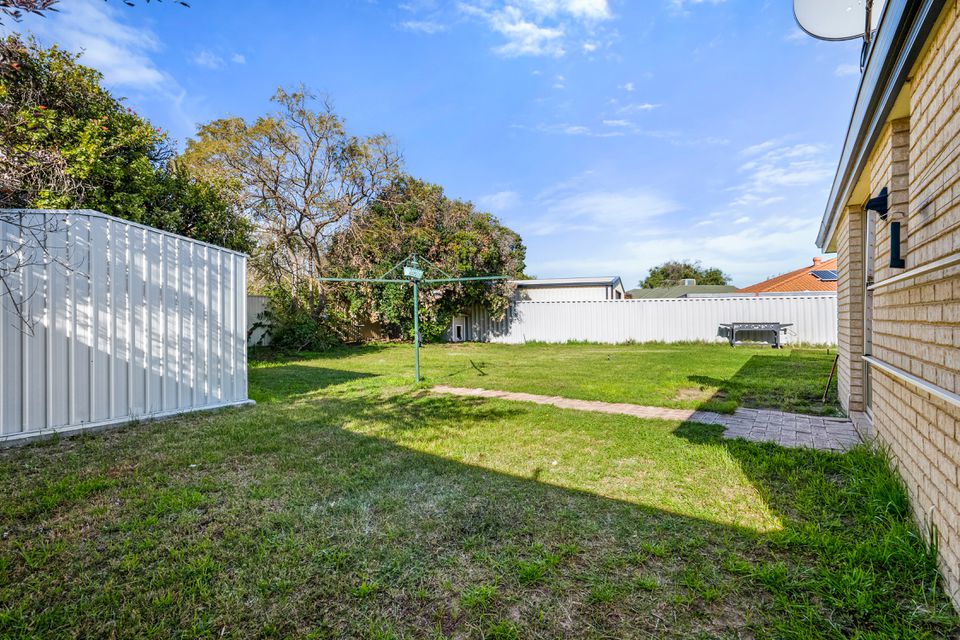 24 MANLY CRESCENT, Warnbro