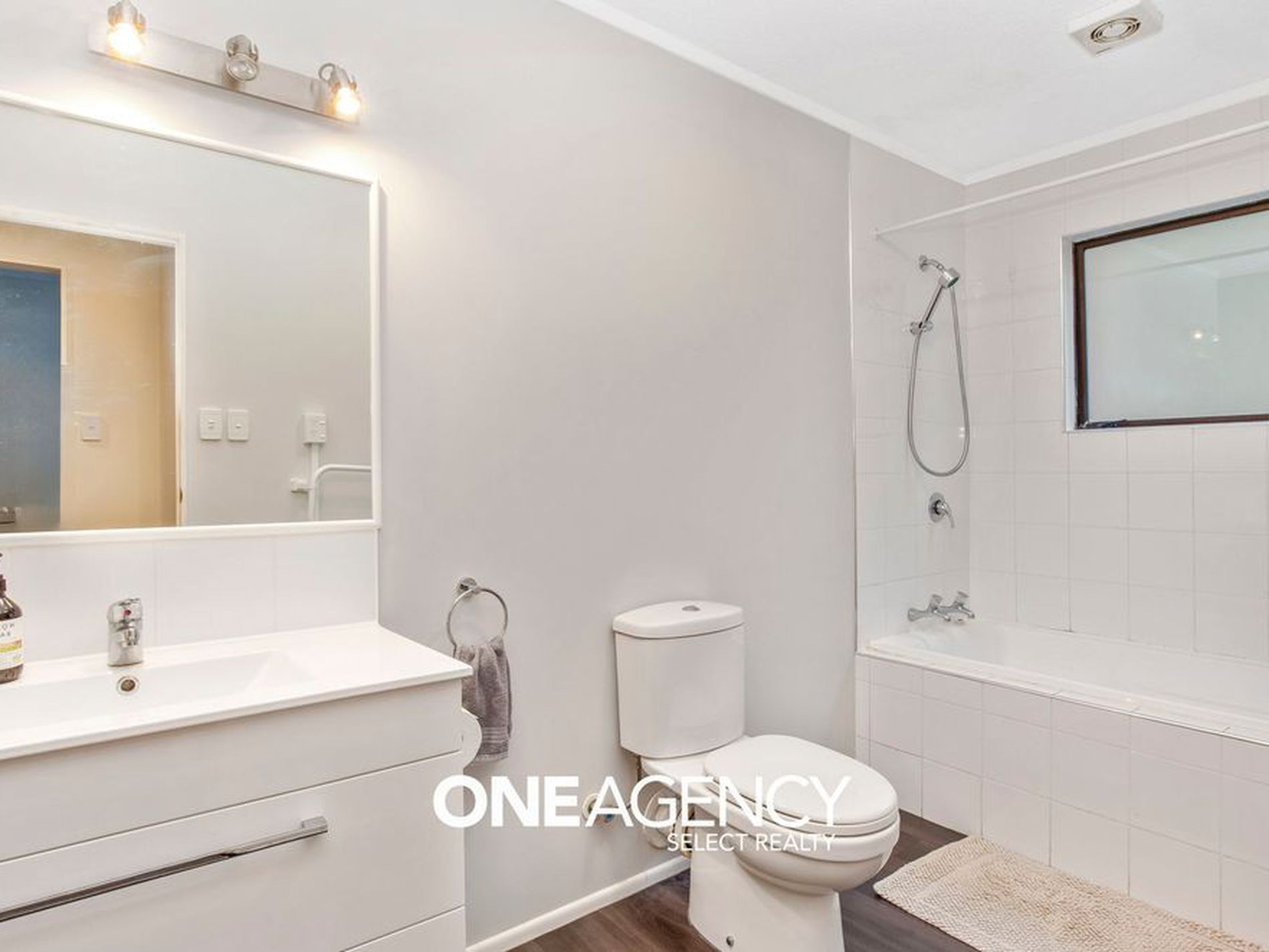 27 a Shackle Lane, Whitby