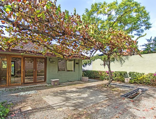 Leafy South Perth Living – Prime Location, Stylish Comfort