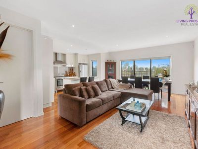 3 / 12 La Rochelle Boulevard, Point Cook