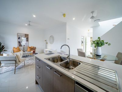 5 / 12 Luther James Close, Doolandella