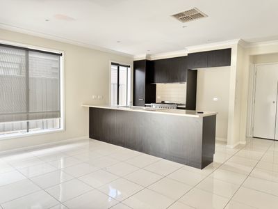 5 Lambertia Crescent, Manor Lakes