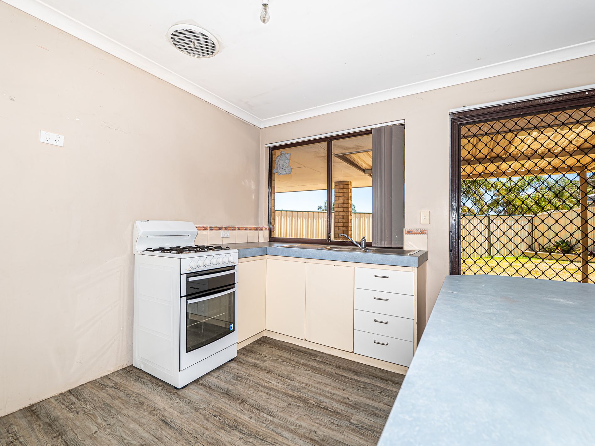 11 McNairn Cross, Leda