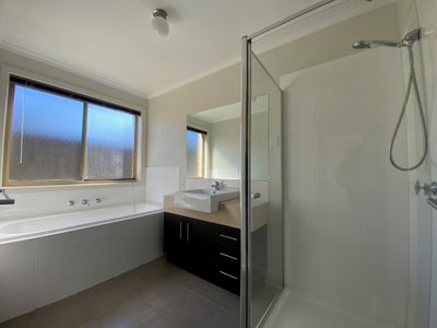 30 Clearwater Rise Parade, Truganina