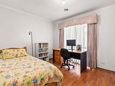 4 Hillsmeade Drive, Narre Warren South