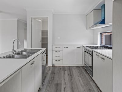 33 Burford Way, Cranbourne North