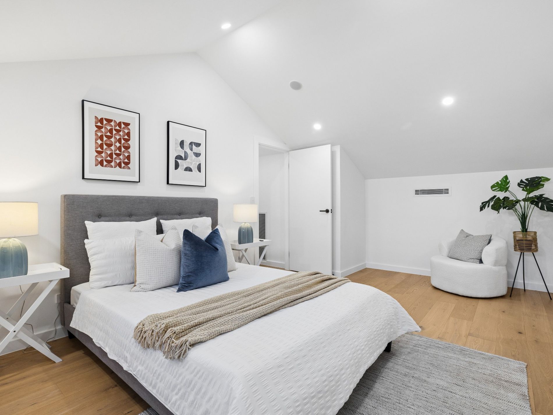 4 Bedroom / 9-9a Old Berowra Road, Hornsby