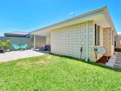 4 Golden Way, Piara Waters