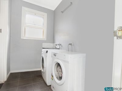 24 Fifth Avenue, White Hills