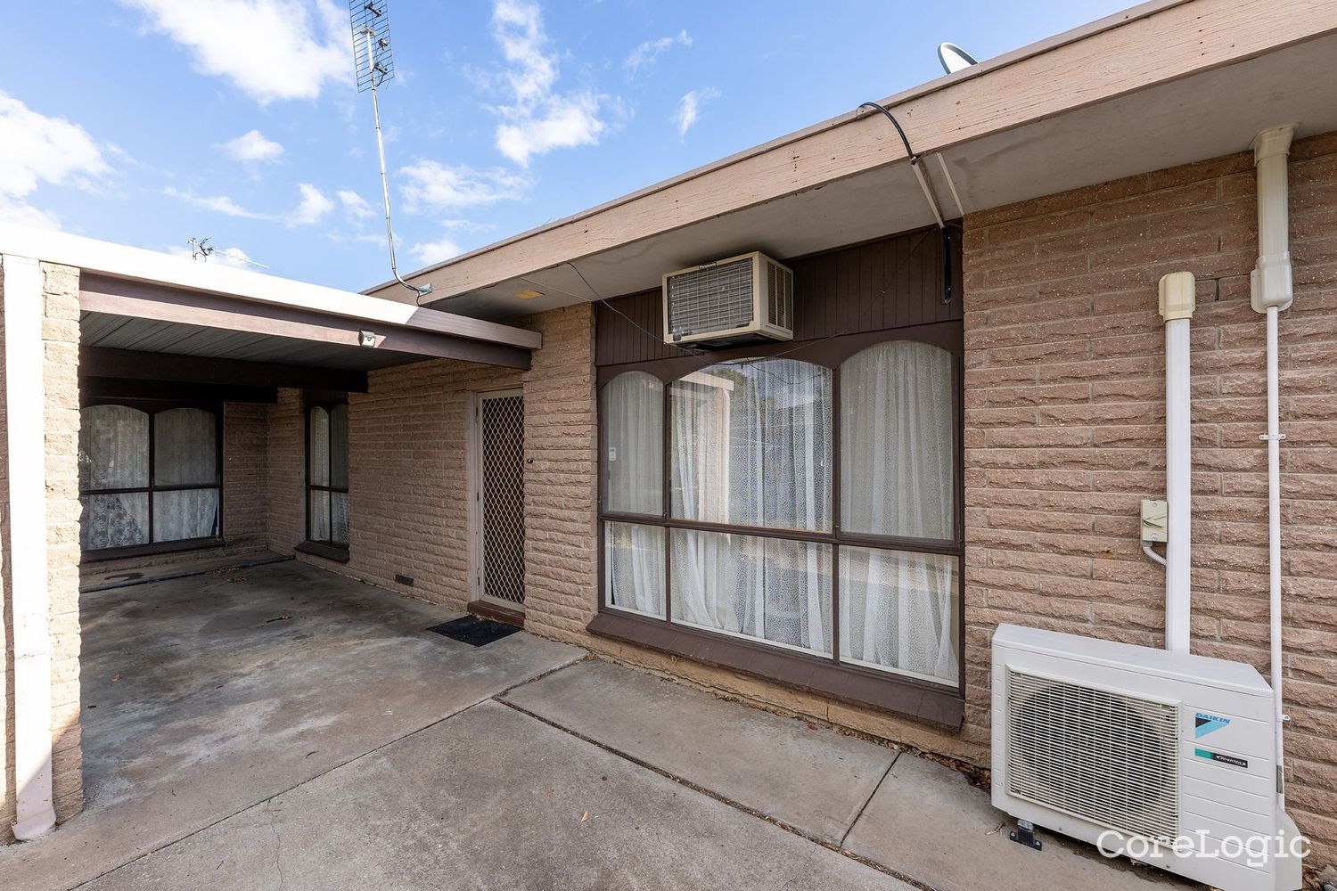 2 / 5 Schwarz Avenue, Horsham