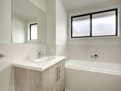 8 Johnstone Court, Evanston Gardens