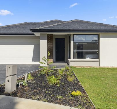 7 Pony Promenade, Seymour