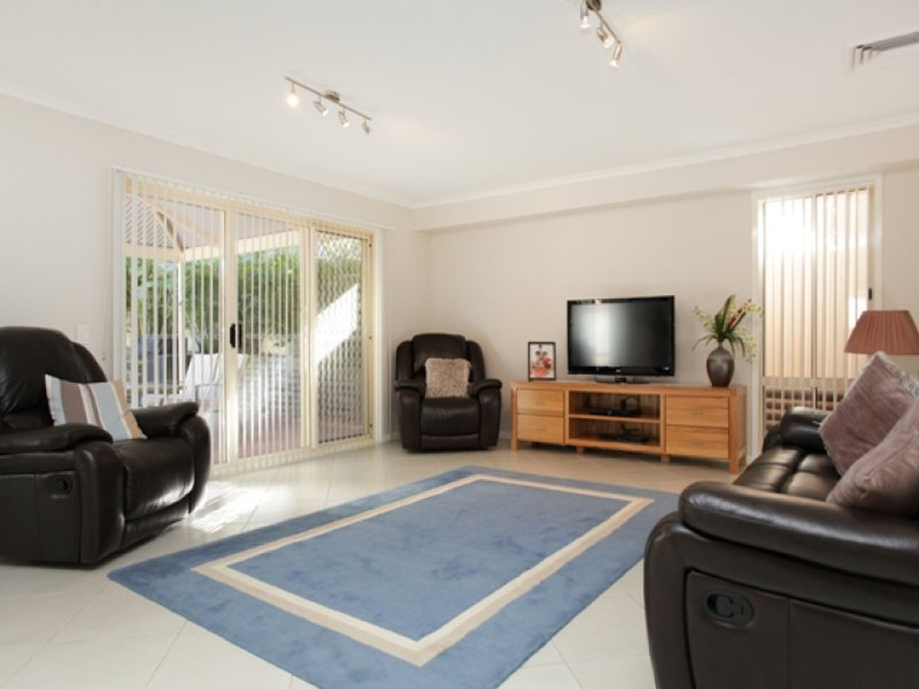 15 Dunna Place, GLENMORE PARK