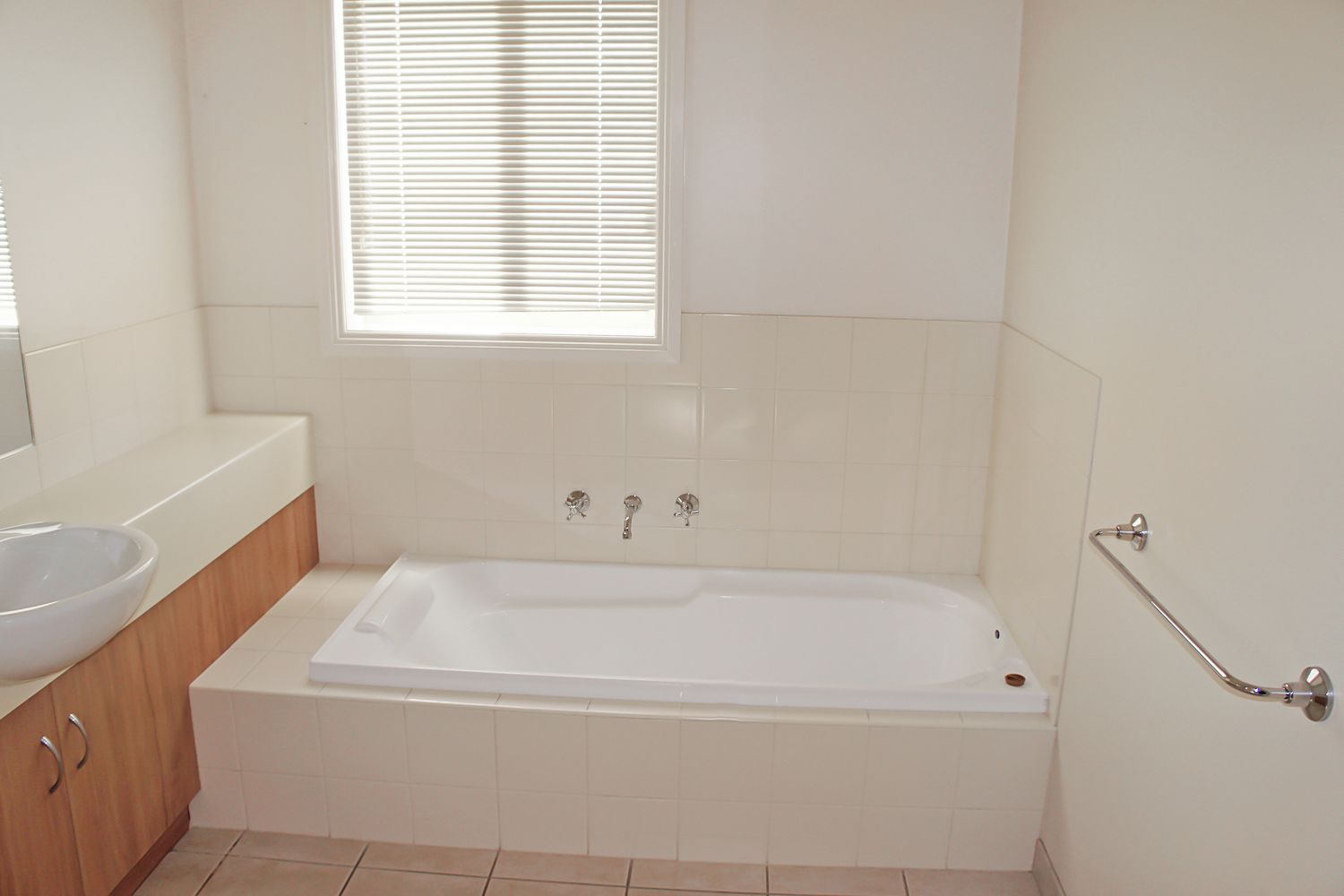 4 / 16 McTavish Boulevard, Horsham