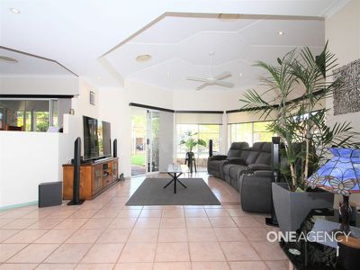 77 Bowerbird Avenue, Eli Waters
