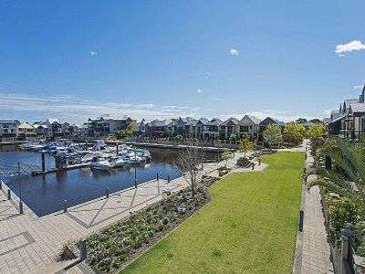 3 / 10 Marina Drive, Ascot