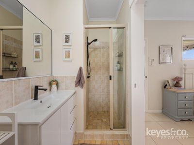 10 Carisbrooke Court, Annandale