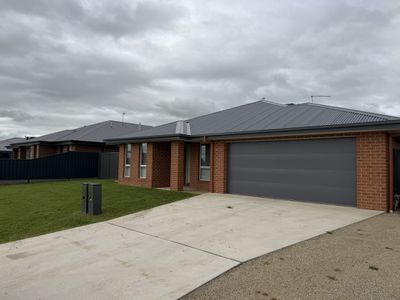 28 Lewis Crescent, Finley