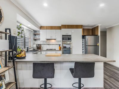 6 Moore Place, Currans Hill