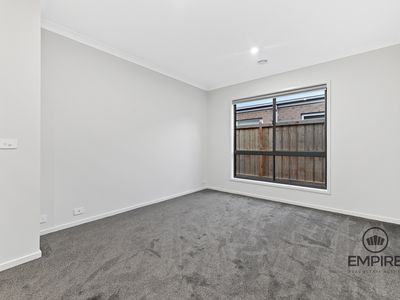 14 Labrador St, Clyde North